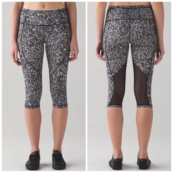Lululemon Outrun 17" Crop Mini Cinder Lace White Black / Black Size 4 Coquette - Picture 1 of 15
